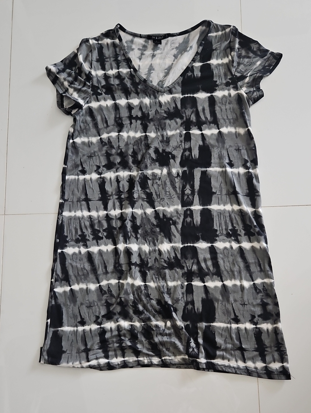 5th & Love Black and White Tie-Dye V-Neck Dress